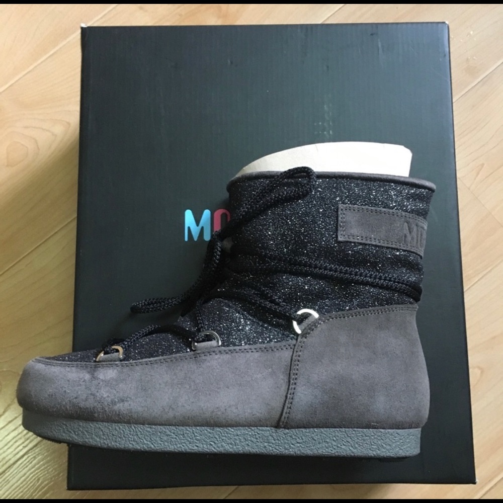 Never been worn Moonboots with box